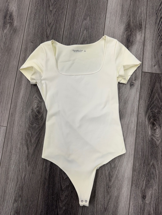 Abercrombie & Fitch Tops - Abercrombie & Fitch Cream Scoop Neck Short Sleeve Bodysuit